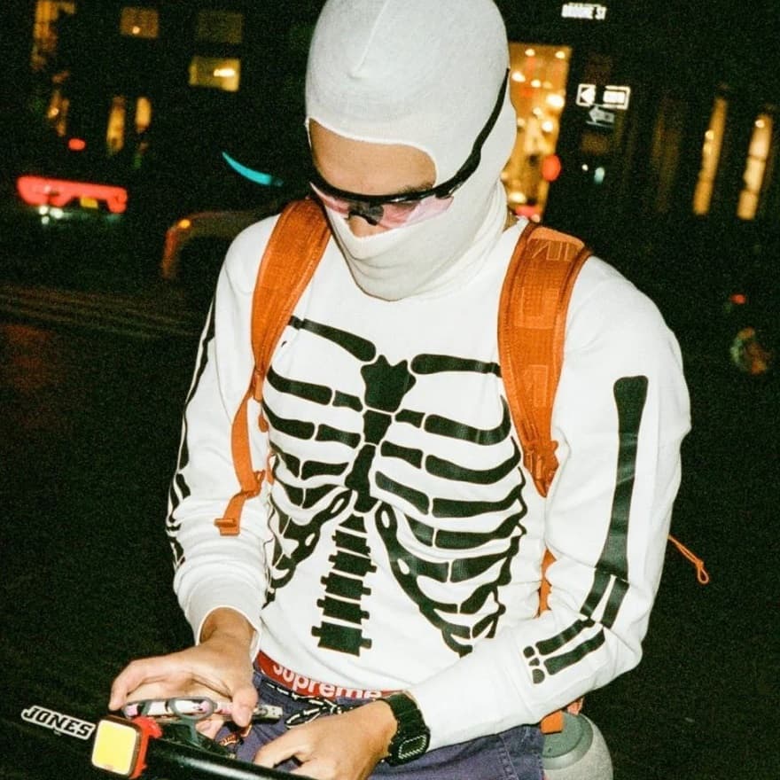 新品Supreme×ヘインズ　インナーは遊び心あふれる骨柄デザインで　コラボ限定 シュプリーム x ヘインズ☆あったかサーマルロンTシャツ☆骨